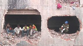 Los muertos por el derrumbe en la fábrica de Bangladesh superan los 1.100