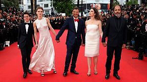Cannes : jeunes filles à la dérive, au premier jour de compétition