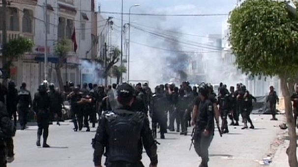 Tunisia, la protesta dei salafiti sfocia in scontri violenti