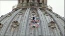 Manifestante preso na cúpula da Basílica de S. Pedro no Vaticano