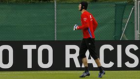 sport: Die UEFA verhängt härtere Strafen bei Rassismus.