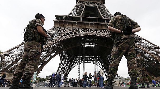 El joven detenido en París reconoce haber apuñalado a un militar