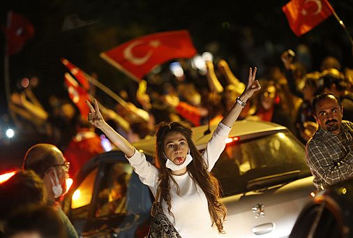 http://static.euronews.com/articles/226930/606x341_226930_turkey-from-ankara-to-istanbul-riot.jpg?1370293512