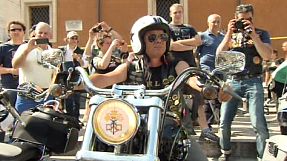 Il Papa saluta i partecipanti al raduno delle Harley Davidson