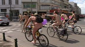 Ciclisti nudi nel traffico di Bruxelles