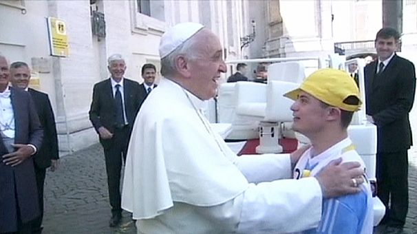 Papa Francesco accoglie ragazzo down sulla Papamobile
