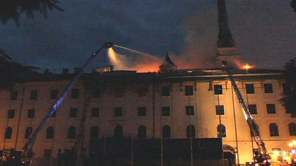 Lettonia: a fuoco il Castello di Riga