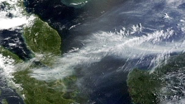 Inquinamento record a Singapore, afflitta dai roghi illegali in Indonesia