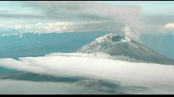 Volcano eruption grounds US and Mexican flights