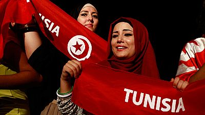 Tunisia: come bandiera il velo Tunisia: come bandiera il velo