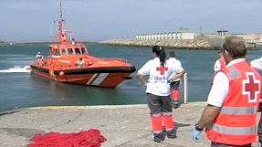 La llegada masiva de pateras desborda los centros de internamiento de Algeciras