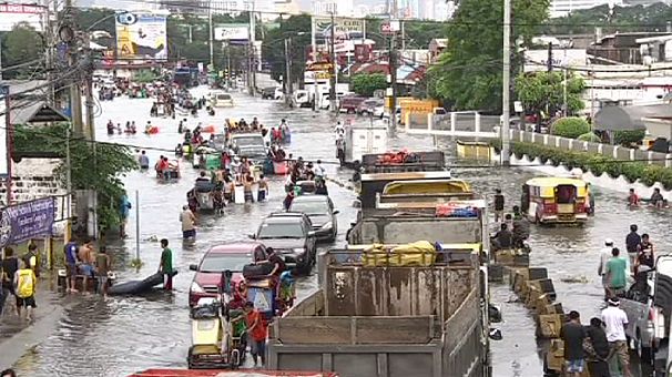 Floods cause chaos in Manila