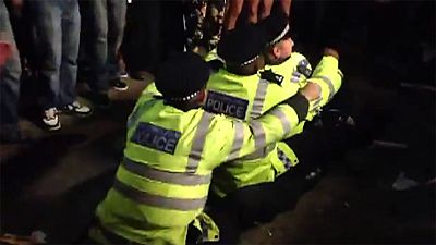 London police officers treat carnival crowd to impromptu dance-off London police officers treat carnival crowd to impromptu dance-off