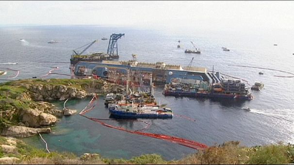 Slow progress as Costa Concordia wreck recovery continues after dark