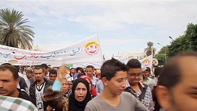 Tunisia, ancora proteste ai funerali degli agenti uccisi a Sidi Busid Tunisia, ancora proteste ai funerali degli agenti uccisi a Sidi Busid