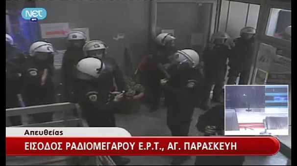 La televisión pública ERT desalojada por la policía griega