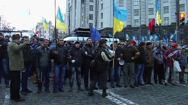 Ukraine: protesters block off government headquarters in Kyiv