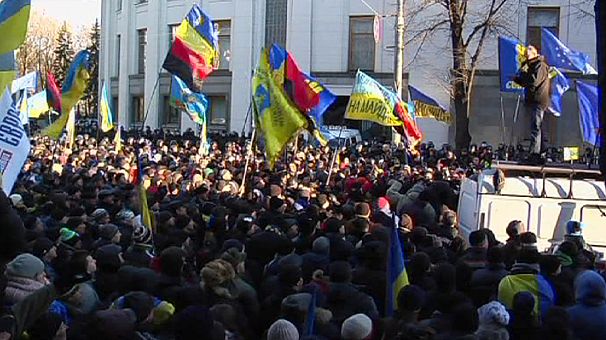 Kyiv protests persist as Yanukovych hangs on to power