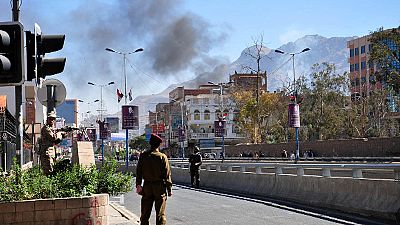 Explosión de un coche bomba en la puerta del Ministerio de Defensa yemení Explosión de un coche bomba en la puerta del Ministerio de Defensa yemení