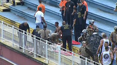 Batalla campal en un estadio de fútbol de Brasil