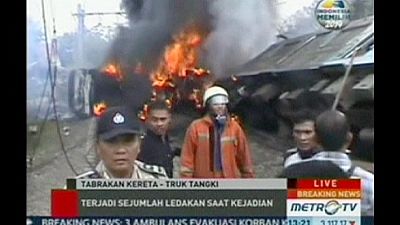 Indonesia: commuter train in deadly collision with fuel lorry Indonesia: commuter train in deadly collision with fuel lorry
