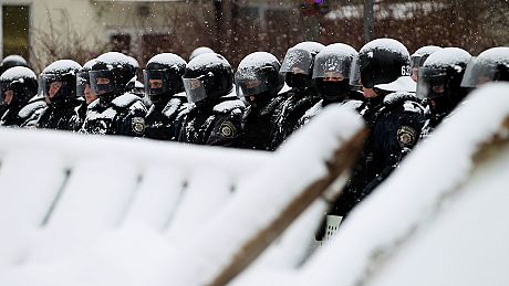 Ukraine: tensions rise in Kyiv as riot police gather in city centre Ukraine: tensions rise in Kyiv as riot police gather in city centre