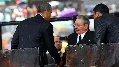 Obama shakes hand of Cuba’s Raul Castro at Mandela memorial Obama shakes hand of Cuba’s Raul Castro at Mandela memorial