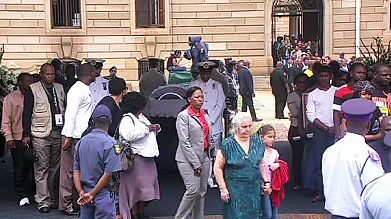 Sudafrica: in fila a Pretoria per l'ultimo saluto a Nelson Mandela