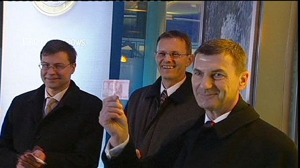 Latvia adopts the euro as it begins 2014