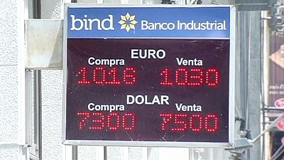 Argentina, crolla il peso. Il governo allenta la stretta sui cambi Argentina, crolla il peso. Il governo allenta la stretta sui cambi