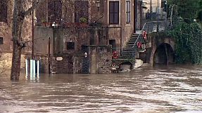 Жители Рима спасаются от наводнения на крышах