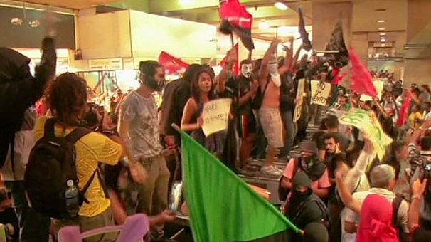 Confrontos no Rio de Janeiro durante manifestação contra o aumento do preço dos transportes