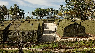 One dead, many hurt as asylum seekers riot at PNG detention camp One dead, many hurt as asylum seekers riot at PNG detention camp