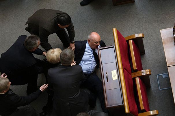 ukraine - Page 2 606x404_02-ukraine-parliament-fight
