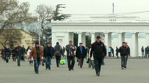 Russian MPs raise prospect of citizenship in Crimea visit