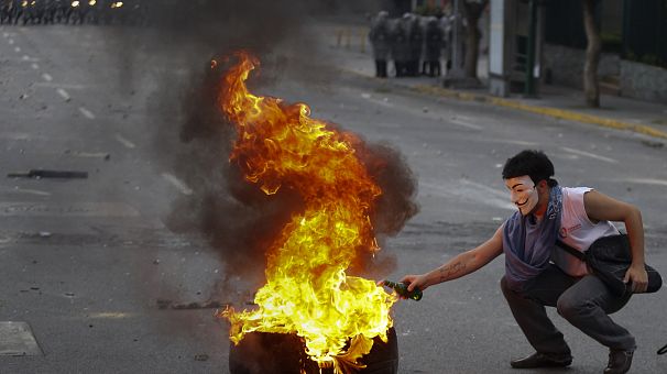 Venezuela protests persist as carnival gets underway