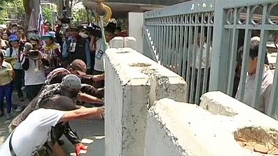 Thai anti-government protesters blockade building – nocomment Thai anti-government protesters blockade building – nocomment