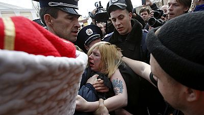 Crimée : deux militantes des Femen interpellées après avoir dénoncé “la guerre de Poutine” Crimée : deux militantes des Femen interpellées après avoir dénoncé “la guerre de Poutine”