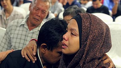 Familiares das vítimas acusam a Malaysia Airlines de nada lhes dizer sobre o desaparecimento do Boeing Familiares das vítimas acusam a Malaysia Airlines de nada lhes dizer sobre o desaparecimento do Boeing