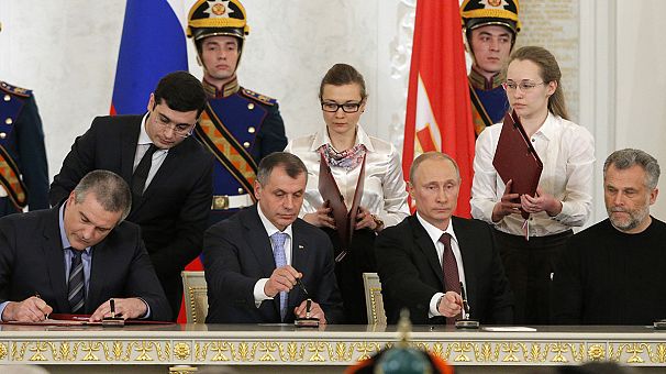 Vladimir Putin signs treaty to incorporate Crimea into Russian federation