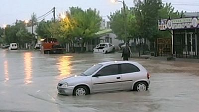 Arjantin fırtına ve sel ile boğuşuyor Arjantin fırtına ve sel ile boğuşuyor