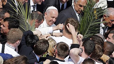Pope Francis’s selfie show delights Palm Sunday worshipers Pope Francis’s selfie show delights Palm Sunday worshipers