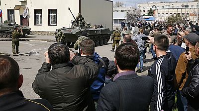 Cori e applausi a Slavianks. I filo-russi accolti da eroi Cori e applausi a Slavianks. I filo-russi accolti da eroi
