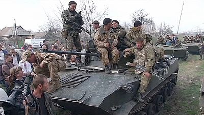 Multitud y milicias prorrusas humillan a tropas ucranianas cerca de Slovyansk Multitud y milicias prorrusas humillan a tropas ucranianas cerca de Slovyansk