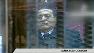 Presidente deposto Hosni Mubarak condenado a três anos de prisão Presidente deposto Hosni Mubarak condenado a três anos de prisão