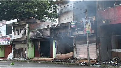 Deadly clashes erupt in Sri Lanka between Muslims and Buddhists Deadly clashes erupt in Sri Lanka between Muslims and Buddhists