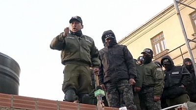 Bolivian police fire tear gas in a push for a salary increase Bolivian police fire tear gas in a push for a salary increase