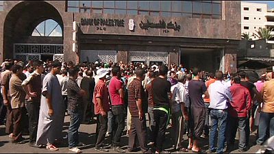 Gazans use temporary truce to visit banks and markets Gazans use temporary truce to visit banks and markets