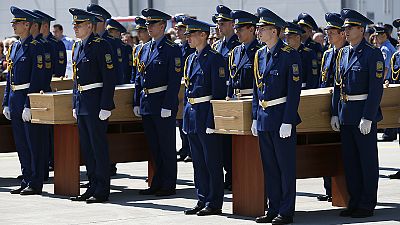 Erste MH17-Opfer werden in die Niederlande geflogen Erste MH17-Opfer werden in die Niederlande geflogen