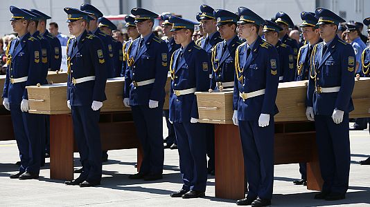 MH17: Restos mortais voam para a Holanda para se descobrir quem é quem MH17: Restos mortais voam para a Holanda para se descobrir quem é quem